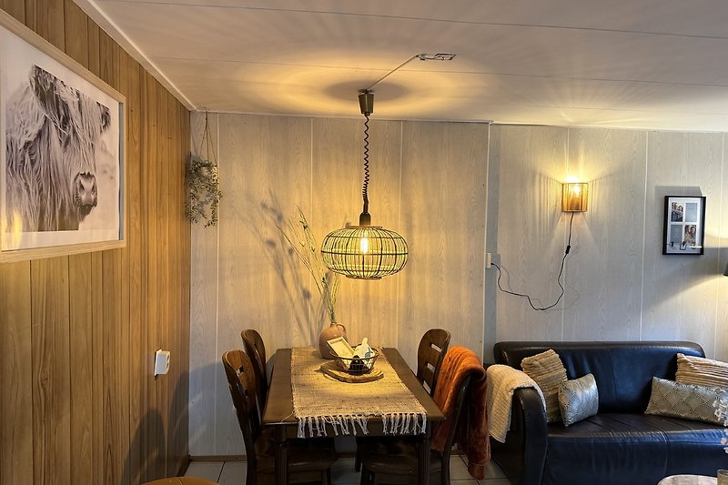 Stilvolle Einrichtung mit bequemer Couch, Holzmöbeln und Lampen.