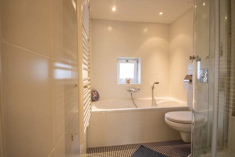 Moderne badkamer met douche, bad & toilet