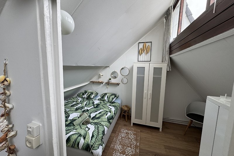 Elegantes Wohnzimmer mit Holzmöbeln, Metall-Handlauf und Vorhängen.