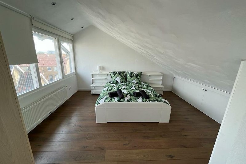 Gemütliches Wohnzimmer mit stilvollem Interieur und Holzboden.