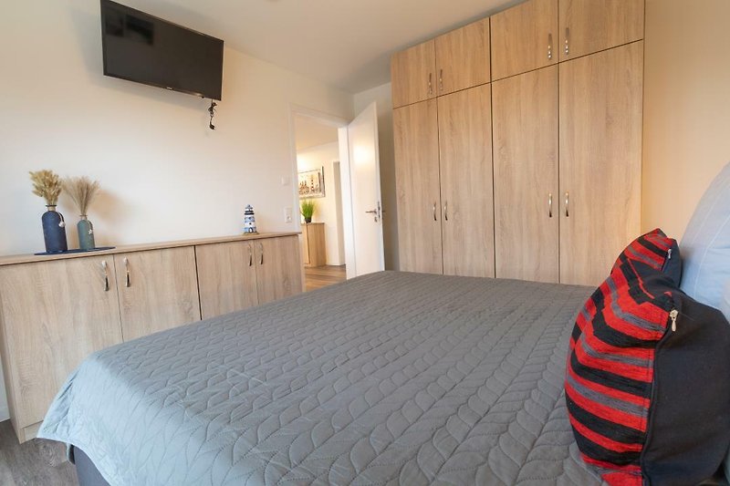 Nordseeglück 16 - Deine Ferien - Schlafzimmer mit Smart-TV