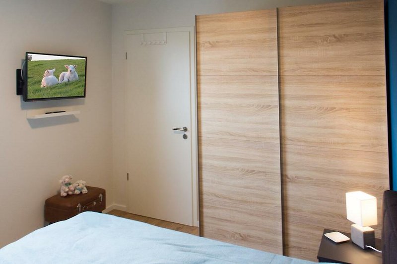 Auszeit im Sielhuus - Deine Ferien - Schlafzimmer 2 mit Kleiderschrank und Smart-TV