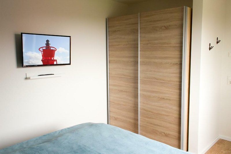 Auszeit im Sielhuus - Deine Ferien - Schlafzimmer 3 mit Kleiderschrank und Smart-TV