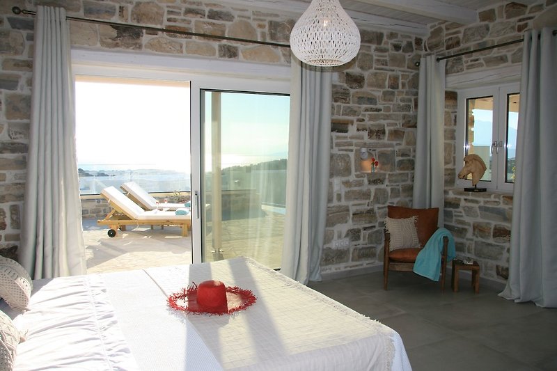 Villa Levanta geräumiges Schlafzimmer mit Meerblick und Terrassenzugang