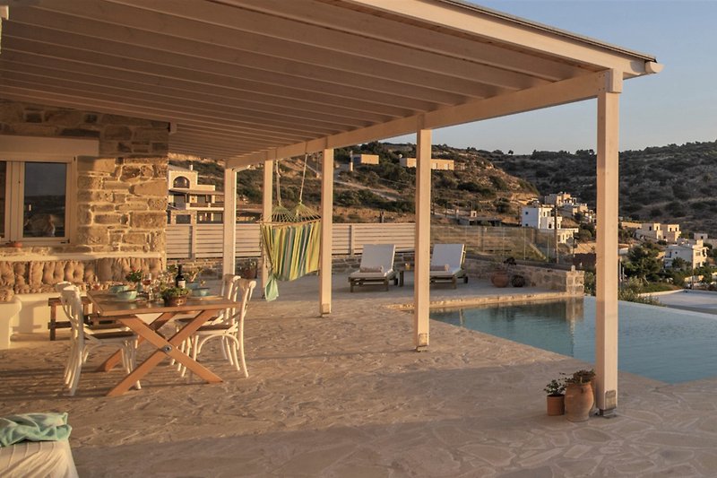Villa Levanta weitläufige Terrasse mit Infinity-Pool