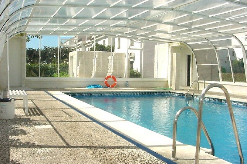 Hermosa piscina con agua azul y diseño interior elegante.