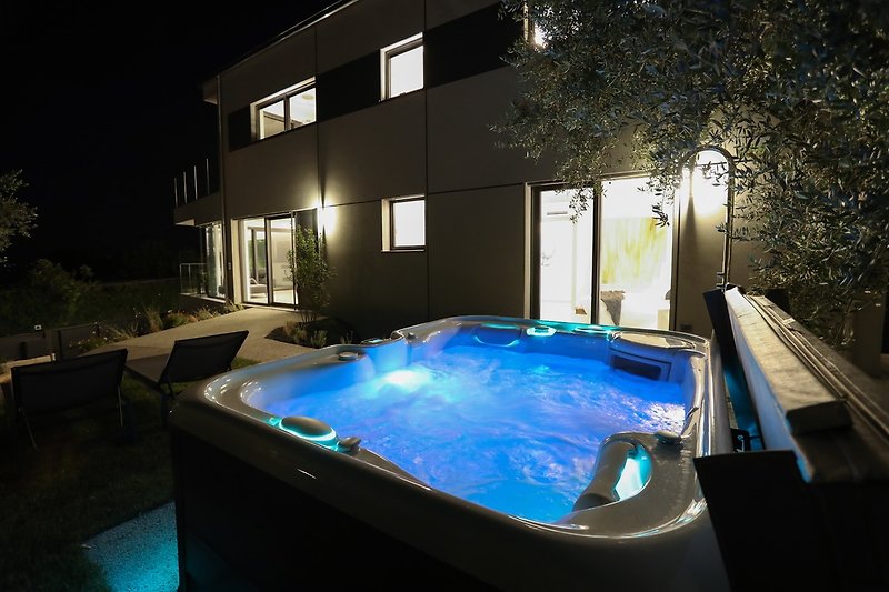 Hot Tub always available and heated