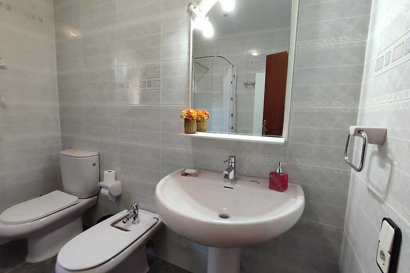 Ein modernes Badezimmer mit stilvoller Beleuchtung und elegantem Design.