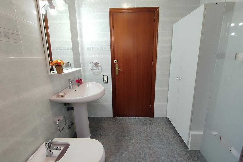 Schönes Badezimmer mit Spüle, Spiegel und stilvollem Design.