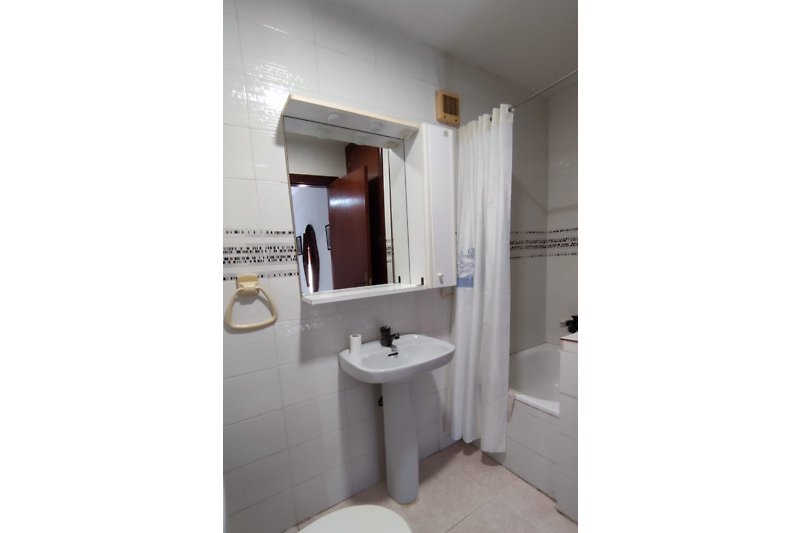 Schönes Badezimmer mit Spiegel, Waschbecken und stilvollem Design.