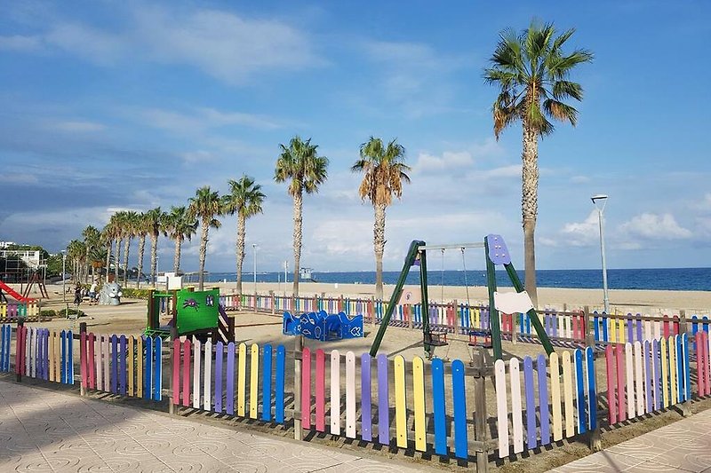 Schönes Bild mit Palmen, Strand und azurblauem Wasser.