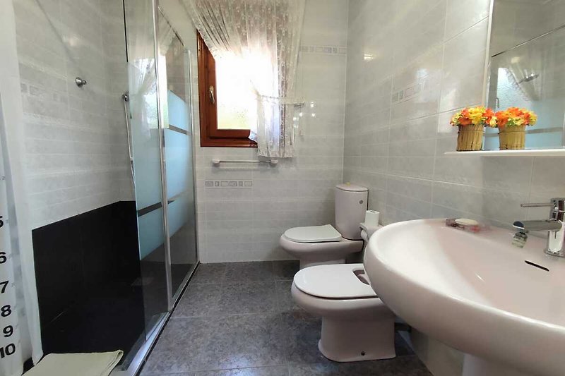 Ein modernes Badezimmer mit lila Akzenten und elegantem Design.