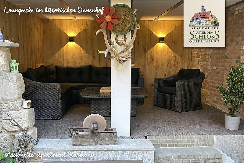 Loungeecke im historischen Innenhof