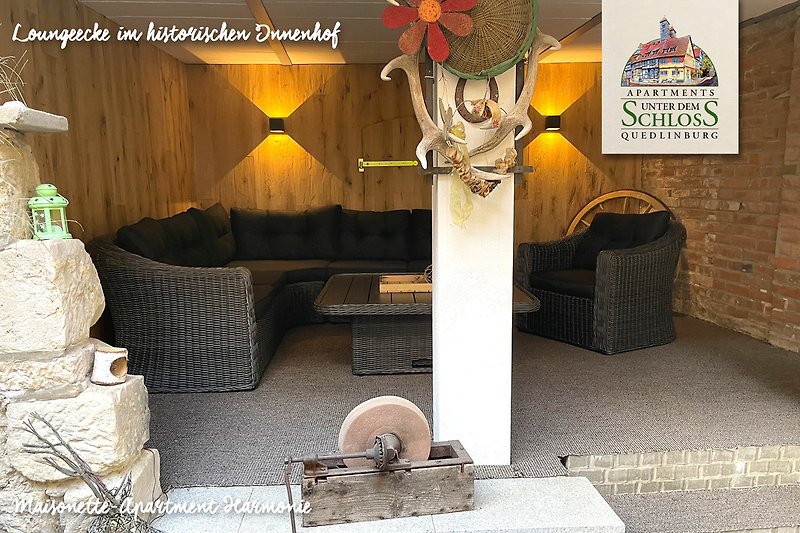 Loungeecke im historischen Innenhof