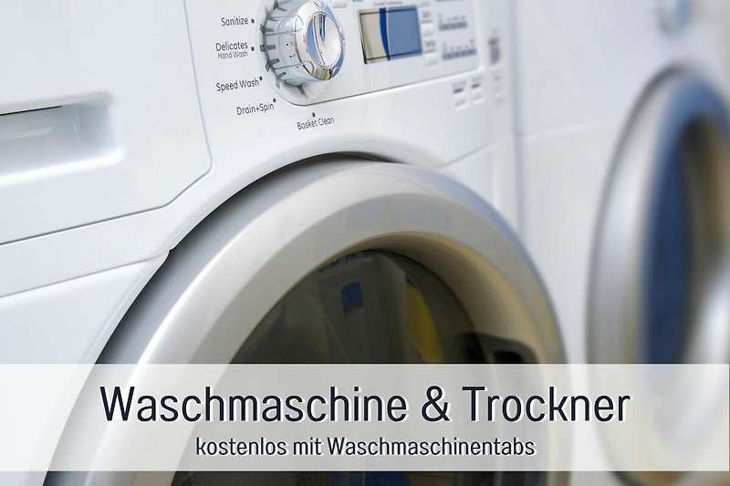 Moderne Waschküche mit Geräten und Reifen.