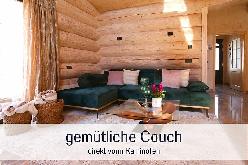 Wohnzimmer mit Holzmöbeln, gemütlicher Couch und Fensterblick.