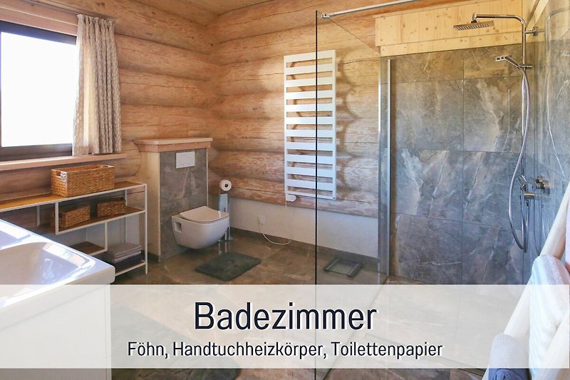 Modernes Badezimmer mit Holzakzenten und stilvoller Einrichtung.