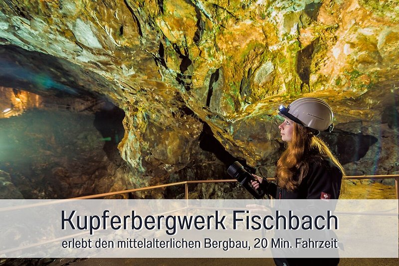 Höhle mit faszinierender Formation und erodierten Felsen.