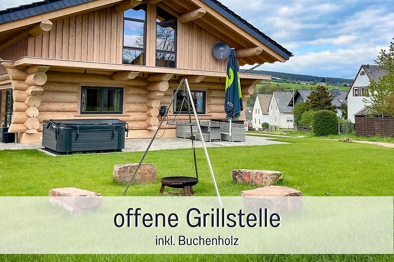 Holzhaus mit grünem Garten und blauem Himmel - ideal für Entspannung!