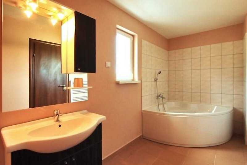 Schönes Badezimmer mit lila Akzenten und moderner Ausstattung.