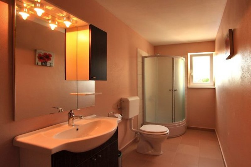 Schönes Badezimmer mit lila Akzenten und moderner Ausstattung.