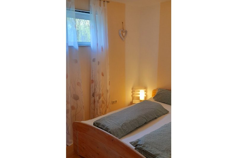 Schlafzimmer mit Doppelbett 180x200 und Schrank