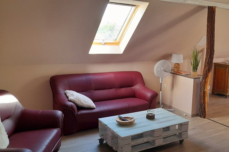 Stilvolles Wohnzimmer mit bequemer Couch, offener Stil