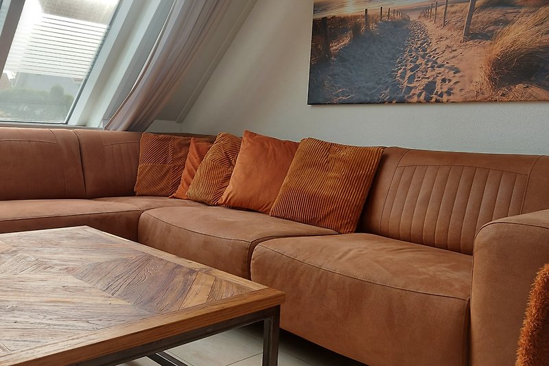 Modernes Wohnzimmer mit beiger Couch und Holzmöbeln. Gemütliche Atmosphäre.