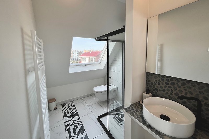 stijlvolle badkamer met alles wat je nodig hebt als toiletartikelen en handdoeken