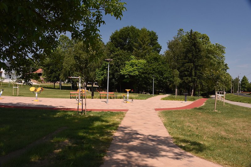 Fitness und Laufbahn im Park integriert