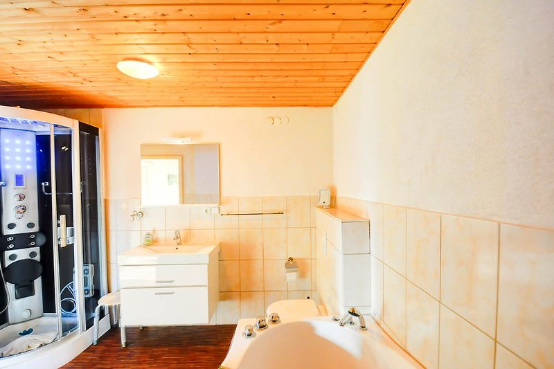Badezimmer mit Sauna und Whirlpool