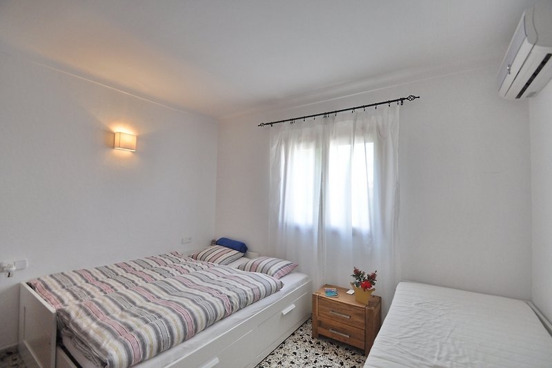 Schlafzimmer mit 2 Einzelbetten, wahlweise ausziehbar als Doppelbett