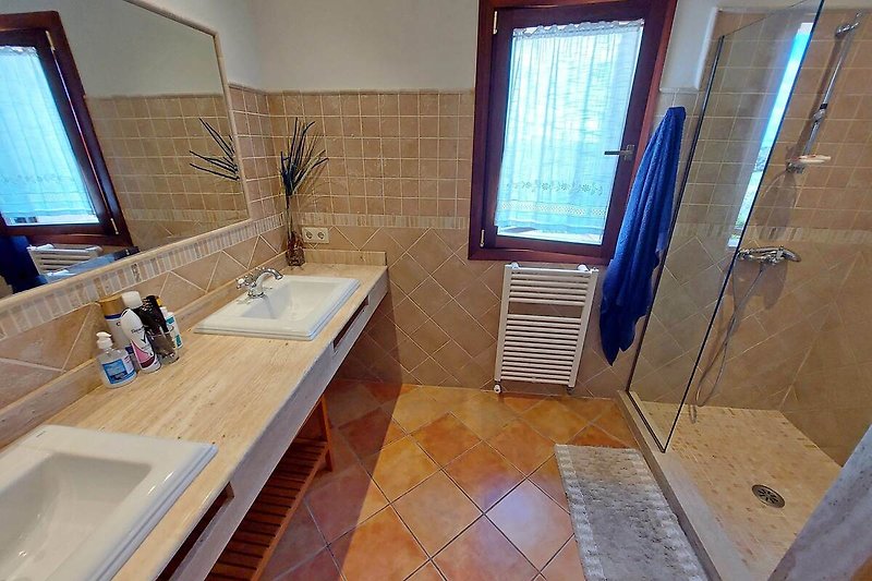 Badezimmer 1 mit Dusche im Erdgeschoss
