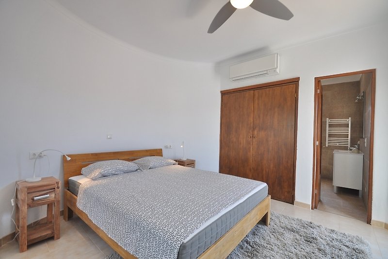 Gemütliches Schlafzimmer 3 mit Klima und Deckenventilator plus Bad en suite