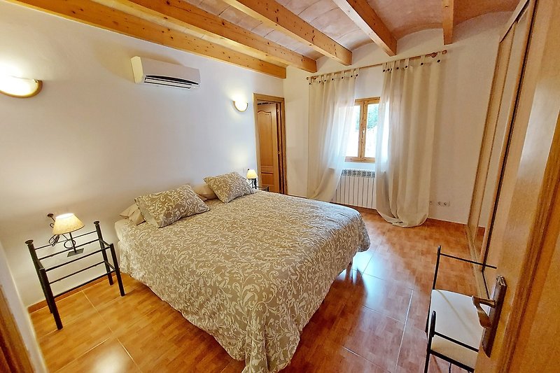 Schlafzimmer 2 mit Doppelbett, Klimaanlage und Bad en suite