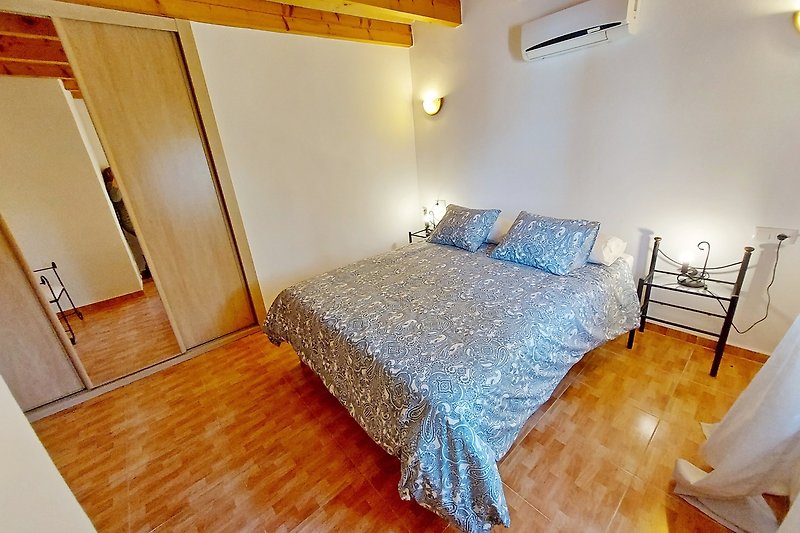 Schlafzimmer 1 mit Doppelbett, Klimaanlage und Bad nebenan
