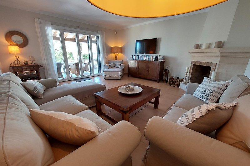 Gemütliches Wohnzimmer mit bequemer Couch und stilvoller Beleuchtung.
