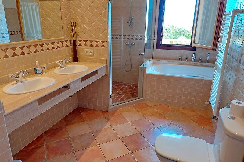 Badezimmer 2 mit Dusche und Wanne (Bad en suite)