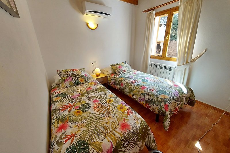 Schlafzimmer 1 mit 2 Einelbetten und Klimaanlage
