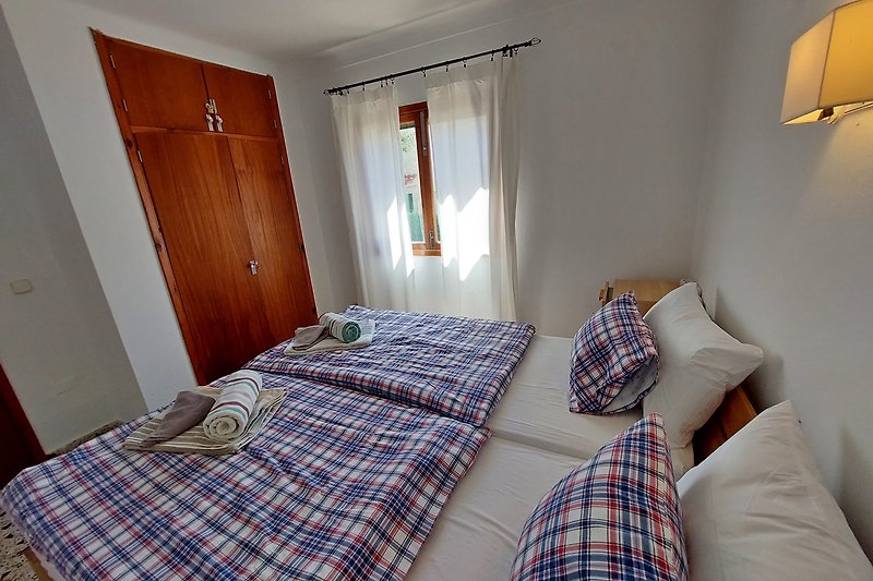 Schlafzimmer mit Doppelbett, Ansicht 2