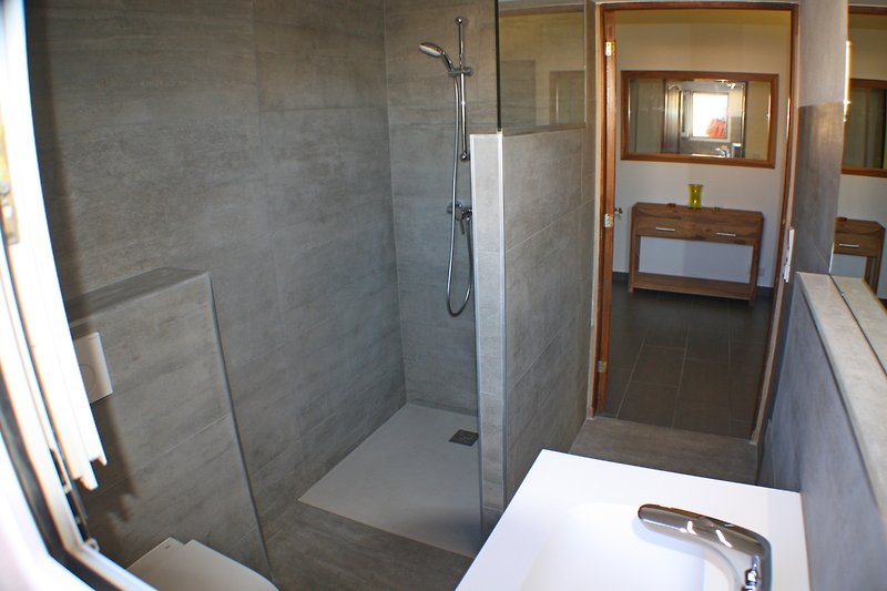 modernes Duschbad im Erdgeschoss, Ansicht 2