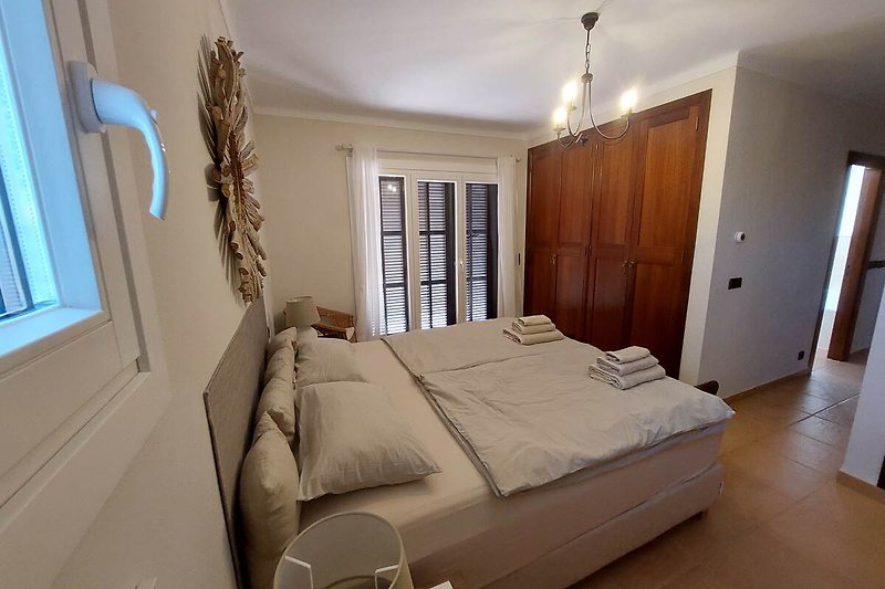 Schlafzimmer 1 mit Doppelbett, Klimaanlage und Bad en suite