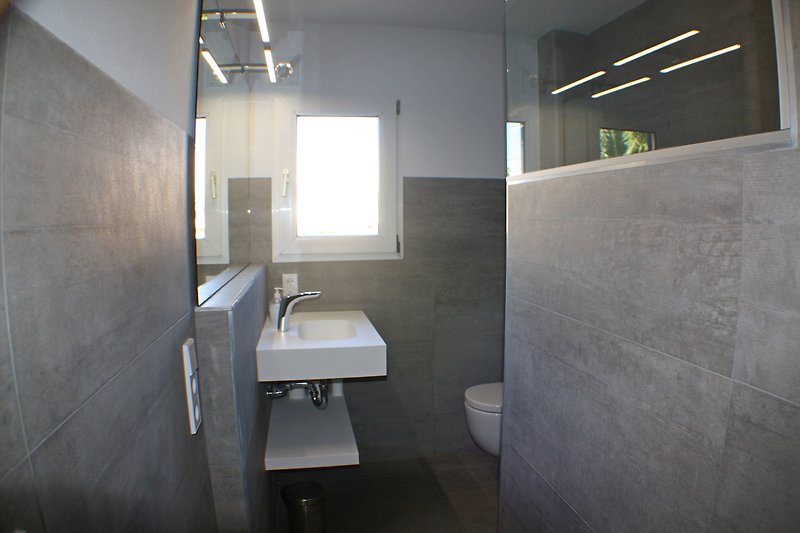 modernes Duschbad im Erdgeschoss, Ansicht 1