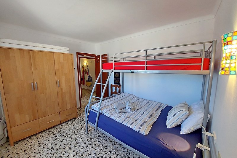 Hochbett mit 1,40 x 2  m Bett unten und 90 x 200 cm oben