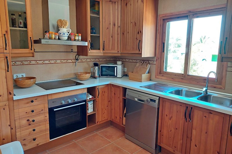 Gemütliche Küche mit Holzmöbeln, Ansicht 2