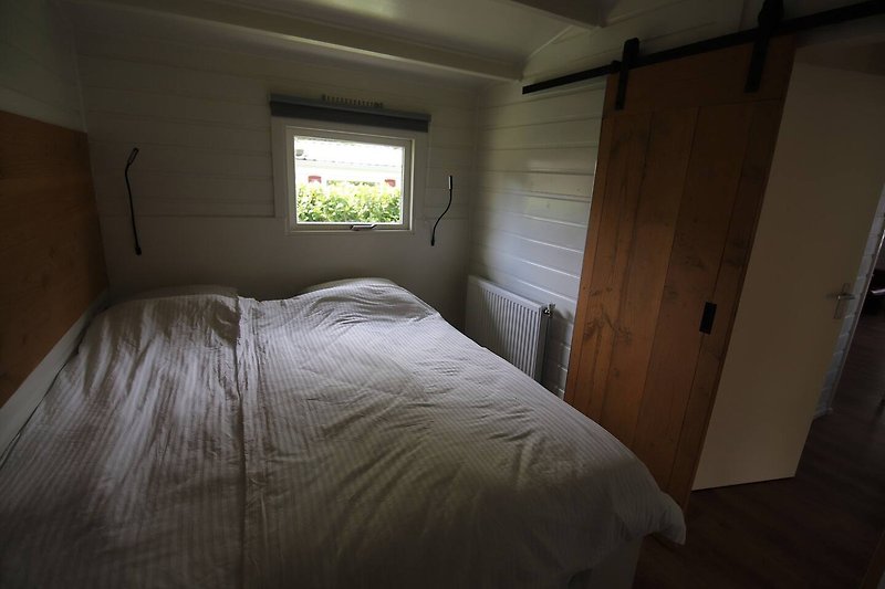 Slaapkamer met tweepersoonsbed.