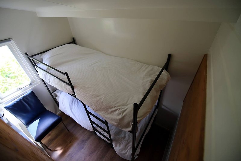 Twee slaapkamers beschikken over een stapelbed.
