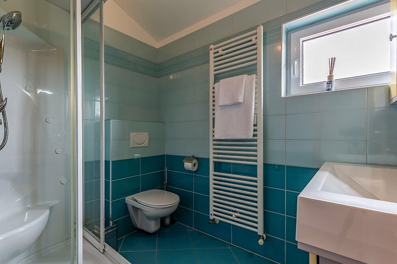 Predivna kupaonica s plavim i ljubičastim detaljima.