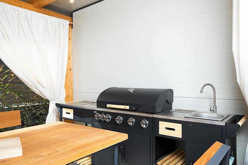 Prekrasna kuhinja s modernim aparatima i drvenim namještajem.