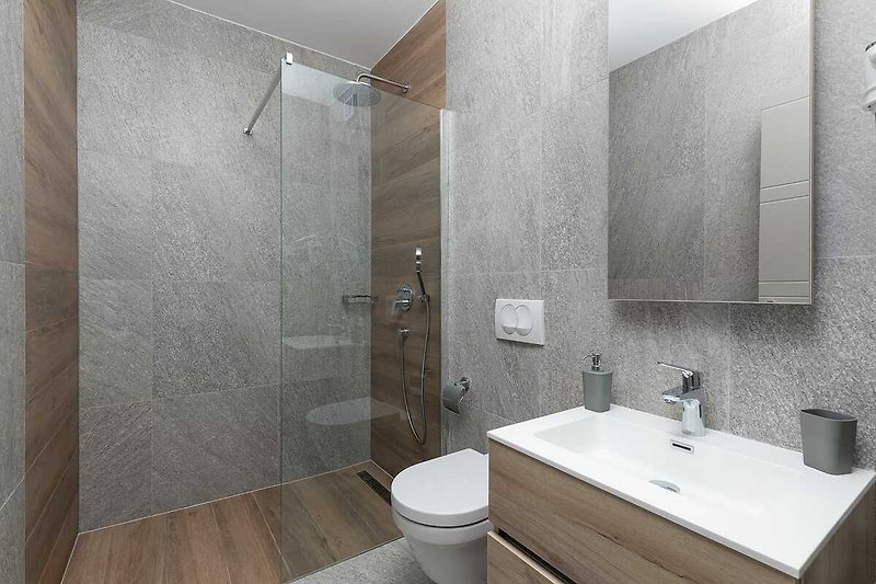 Udobna kupaonica s modernim detaljima
